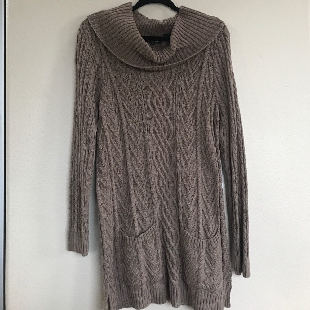 NEVER WORN TAUPE CABLEKNIT SWEATER/SWEATERDRESS